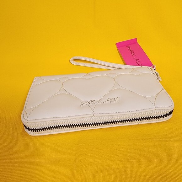 Betsey Johnson White Quilted Heart Love Wallet Wristlet Zip Around NEW - Picture 9 of 12